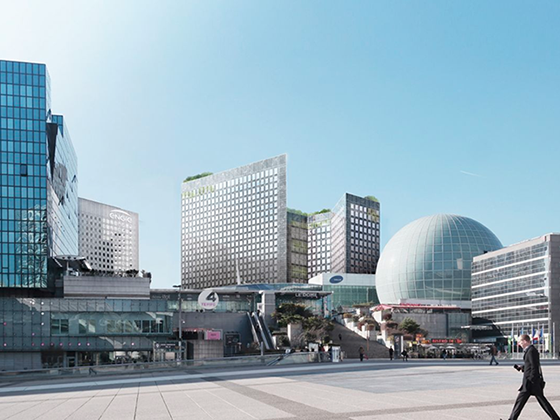 A view of the Pascal tower between the comoltion of La Defense.